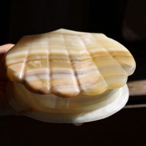 Vintage Shell-Shaped Onix Trinket Box
